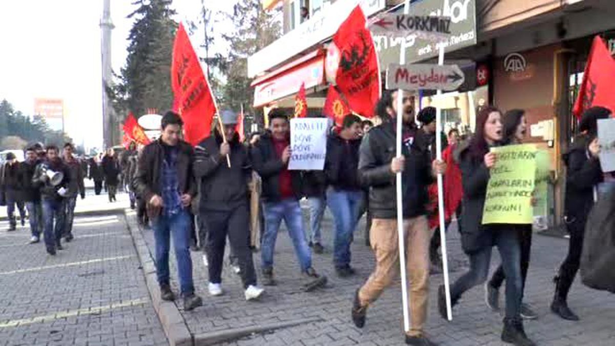 Bir Grup Öğrenci, Karnelerini Yaktı