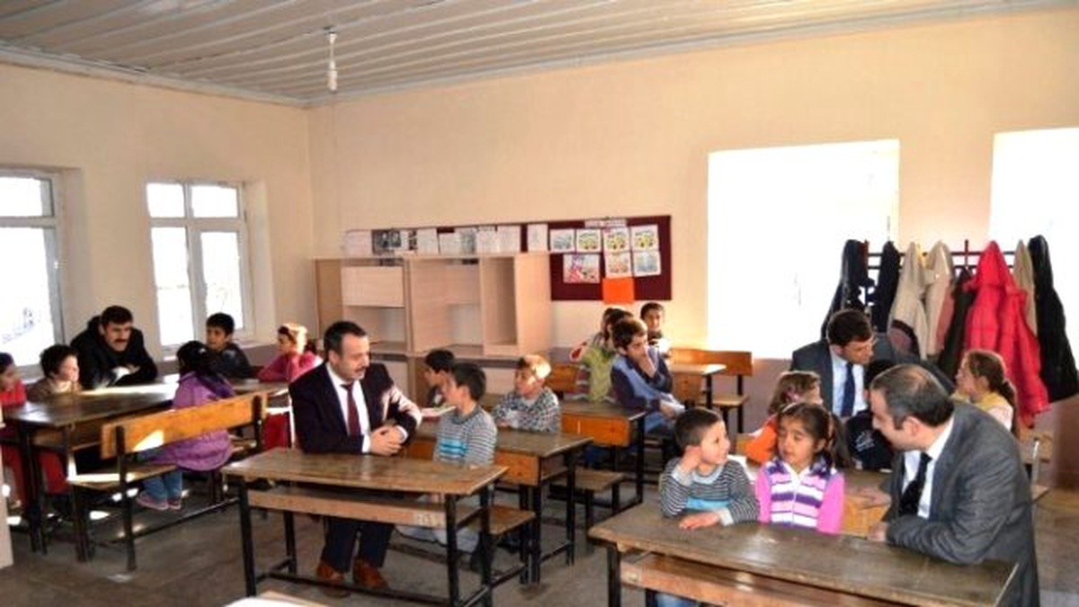 Aziziye\'de Öğrencilere Karne Töreninde Çalışma Masası Hediye Edildi