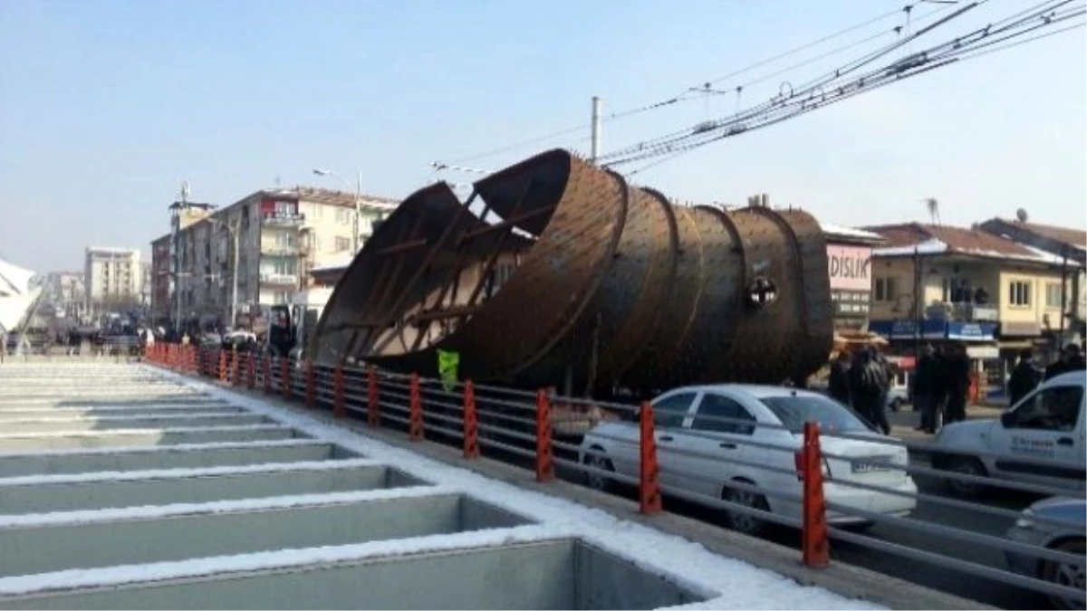 Baraj Malzemesi Taşıyan Tır, Çevreyolunda Trafiği Kilitledi