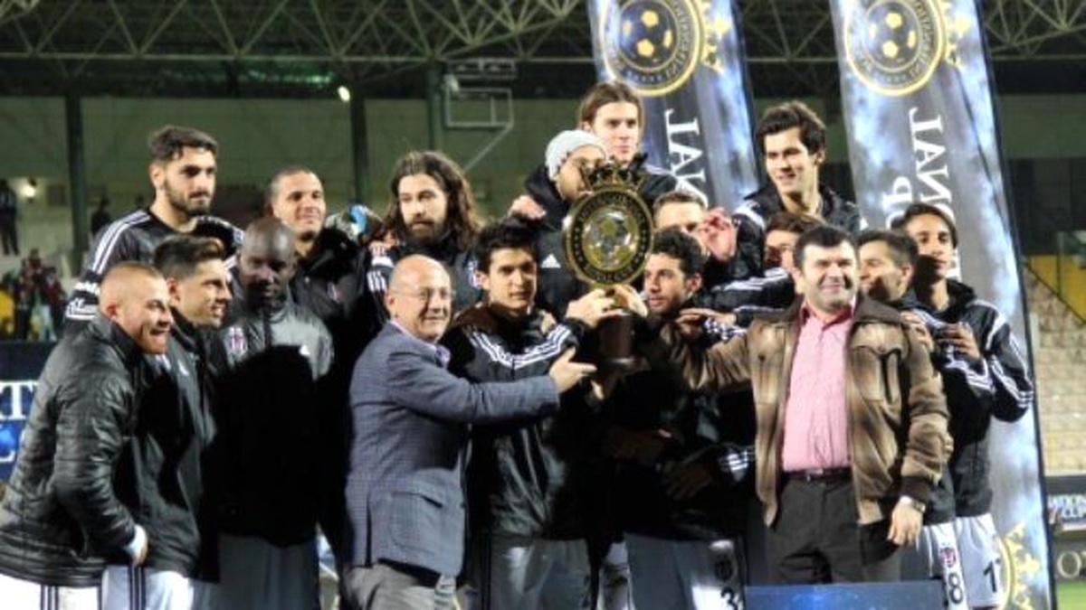 Beşiktaş\'ın Kupasını Batmanlı Kaymakam Verdi