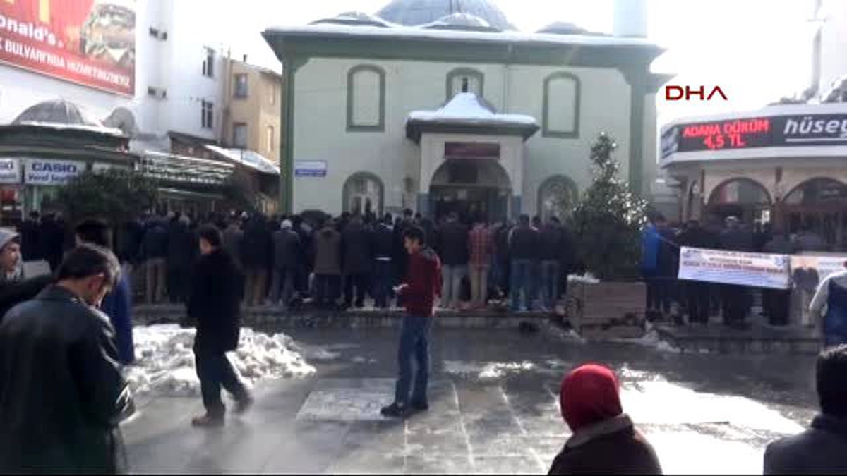 Bolu Cami Çıkışı Karton Çay Bardağıyla Bonzai Uyarısı