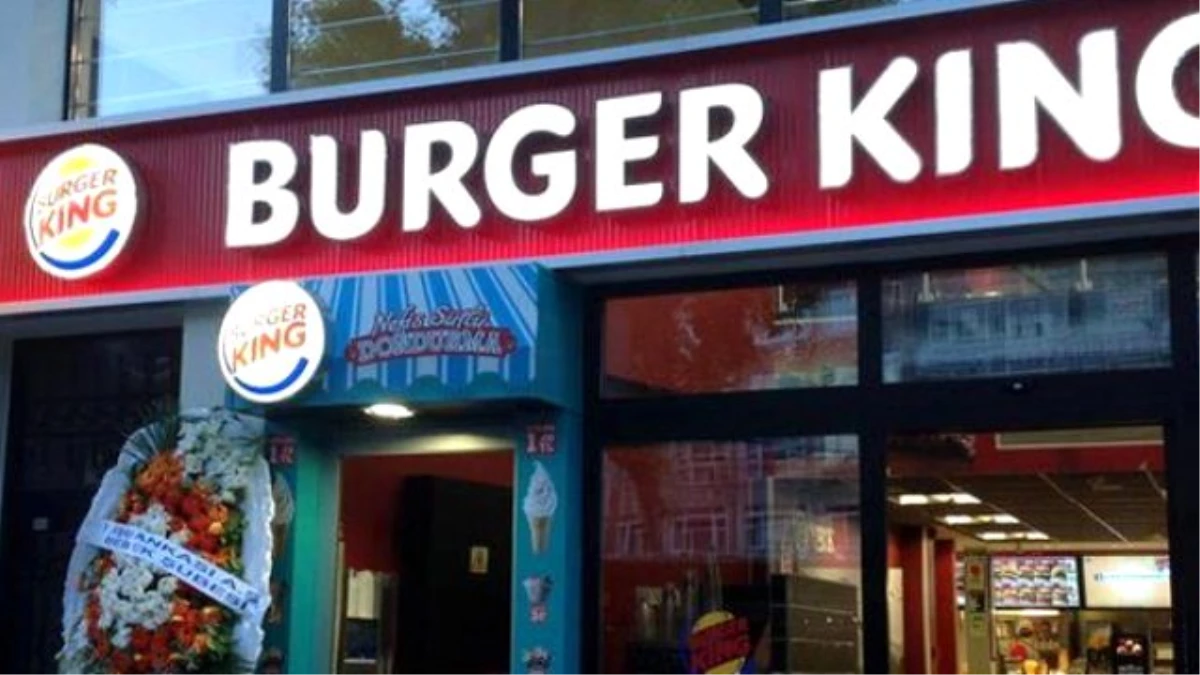 Burger King\'de Müşterilerin Artıklarını Yiyen Suriyeli Çocuğa Dayak
