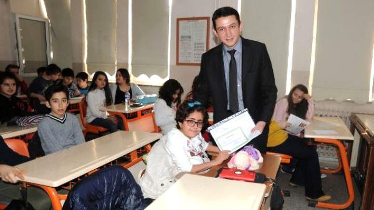 Bursa\'da Cam Kemik Hastası Kardelen Karnesini Aldı