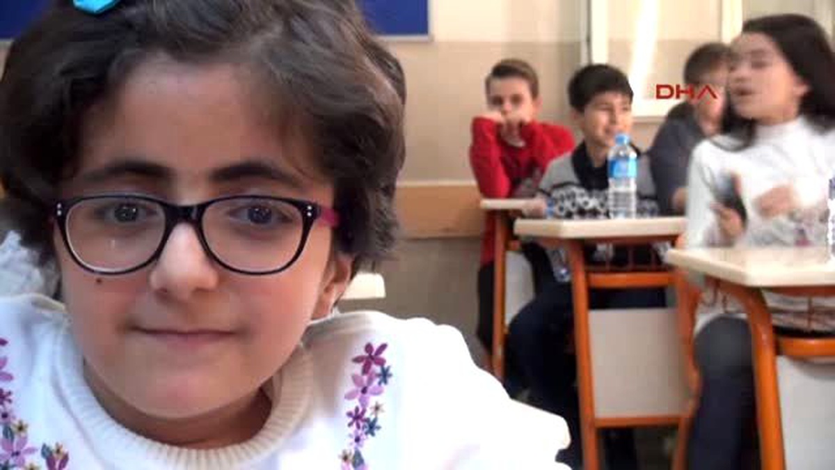 Bursa\'da Cam Kemik Hastası Kardelen Karnesini Aldı