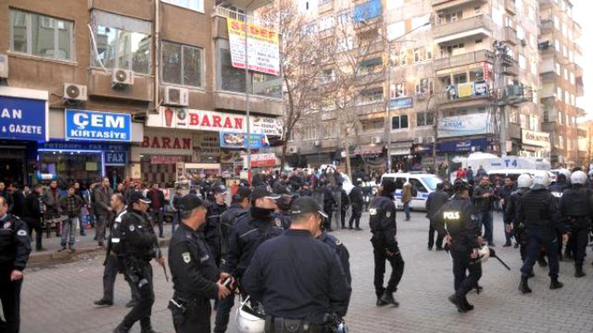 Diyarbakır\'da, Mustazaflar- Zabıta Kavgası: 2 Yaralı