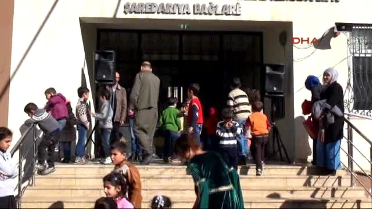 Diyarbakır\'daki Kürtçe Okulda İlk Karne Sevinci