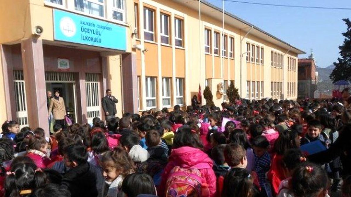 Dursunbey\'de 6 Bin 627 Öğrenci Karne Sevinci Yaşadı