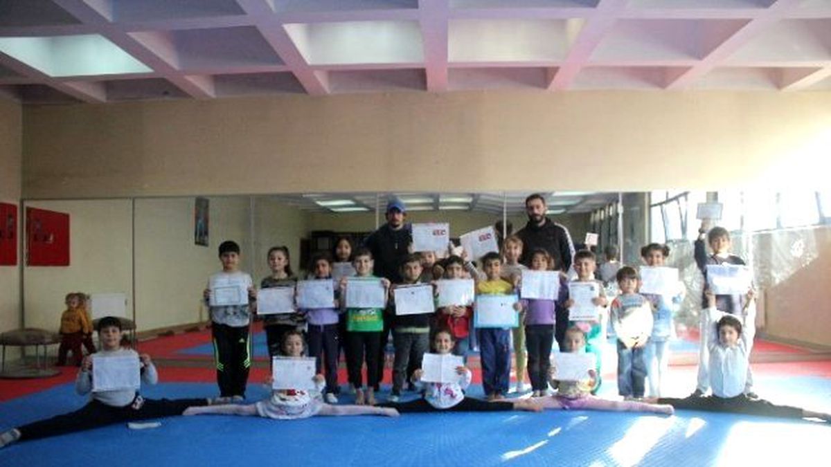 En Mutlu İlin Mutlu Çocukları Karnelerini Aldı