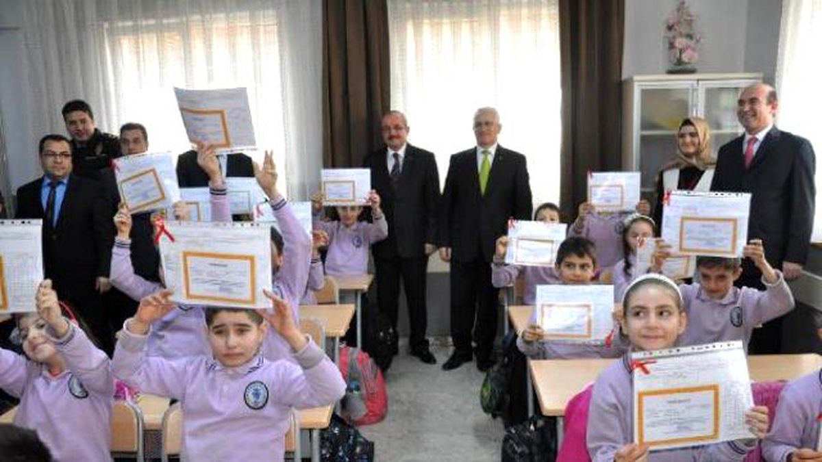 Engelli Dilek\'e Madalya ve Karnenin Yanında Akülü Sandalye Sözü