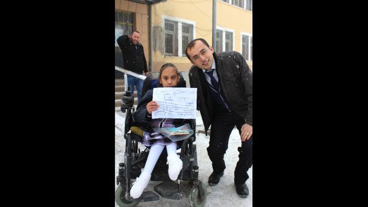 Engelli Özgenur\'un Karne Sevinci