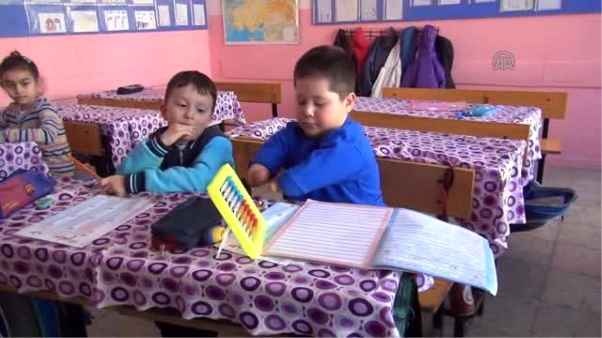Yozgat\'ta İki Eli Olmayan Çocuğun İlk Karne Heyecanı