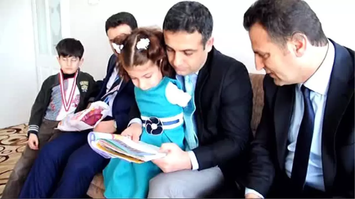 İki Kolu Olmayan Öğrenci, Karne Heyecanını Evinde Yaşadı