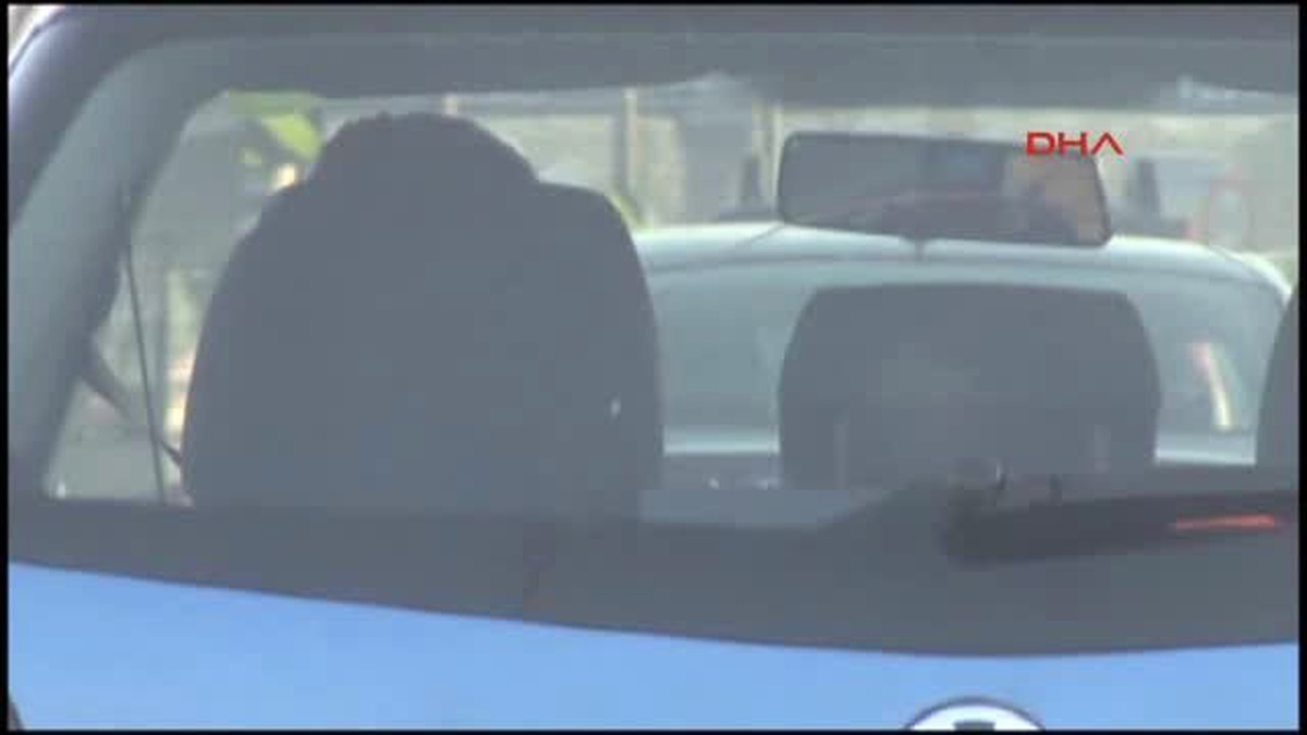 Kadın Sürücünün "Trafikte Makyaj" Kazası