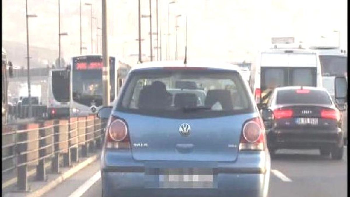 Kadın Sürücünün "Trafikte Makyaj " Kazası