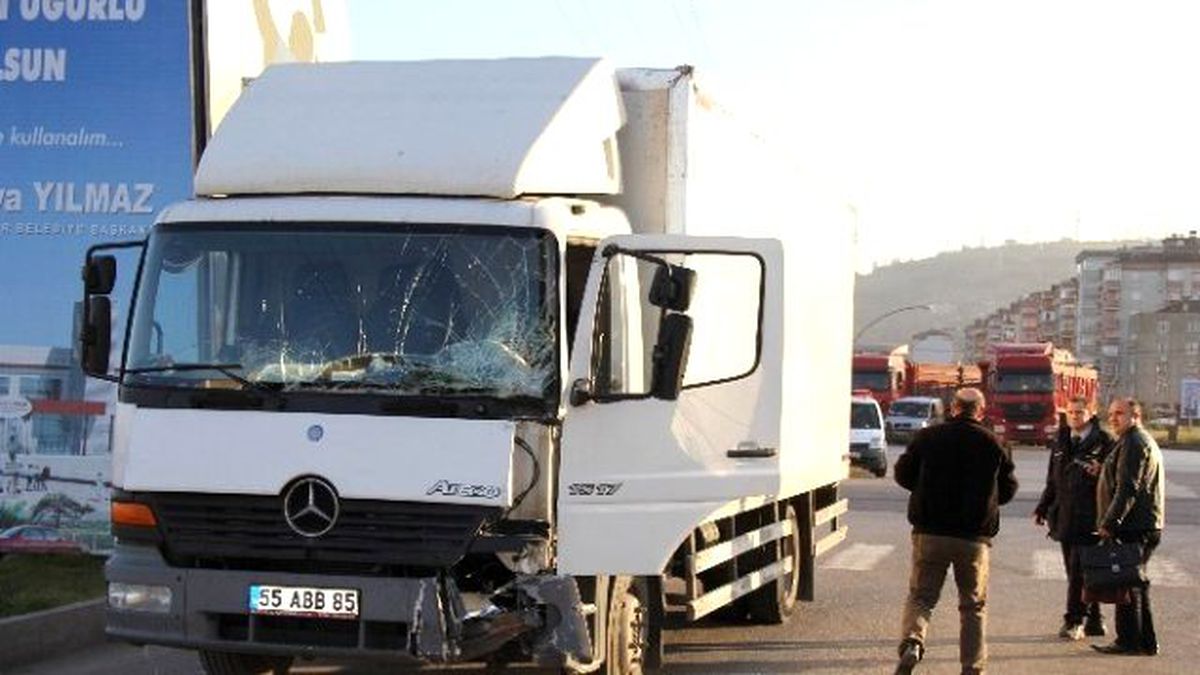 Kamyon Minibüsle Çarpıştı: 1 Yaralı