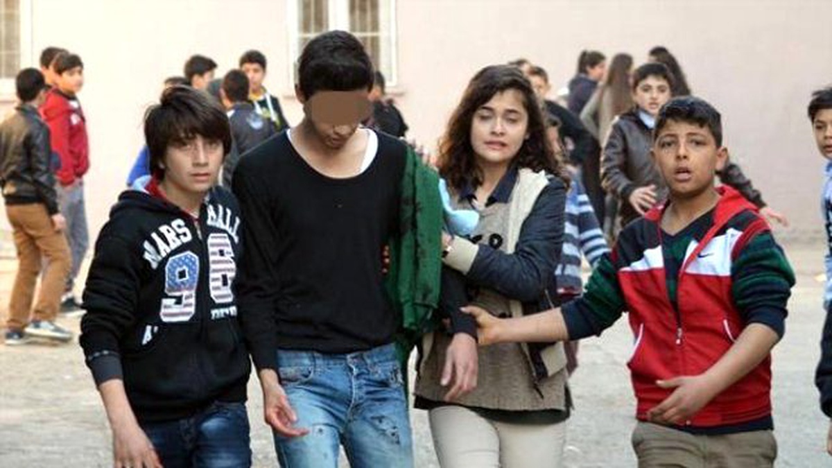 Adana\'da Karne Gününde Kız Kavgası: 2 Öğrenci Bıçaklandı