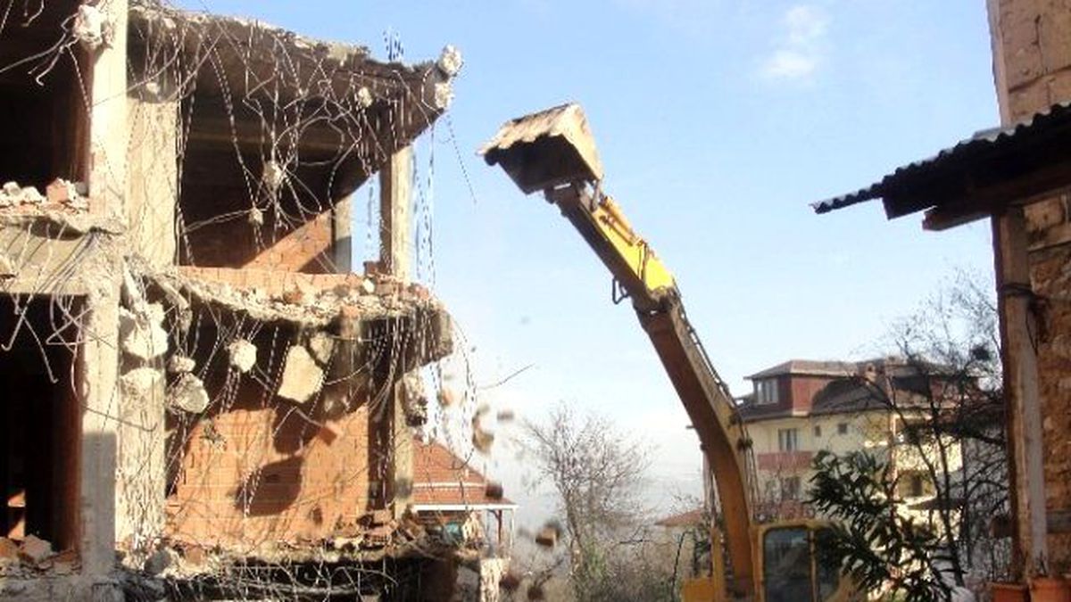 Kartepe\'de Hasarlı Binalar Yıkılıyor