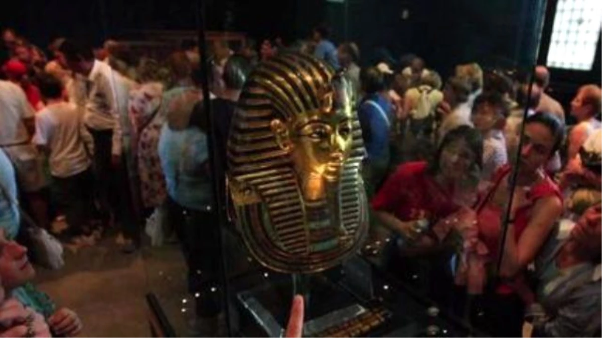 King Tutankhamun Burial Mask Sloppily Glued Back Together After Cleaning Mishap