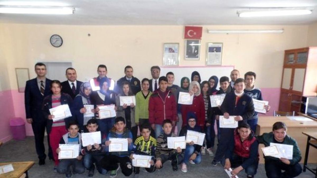 Korkuteli\'nde 9 Bin 746 Öğrenci Karne Aldı