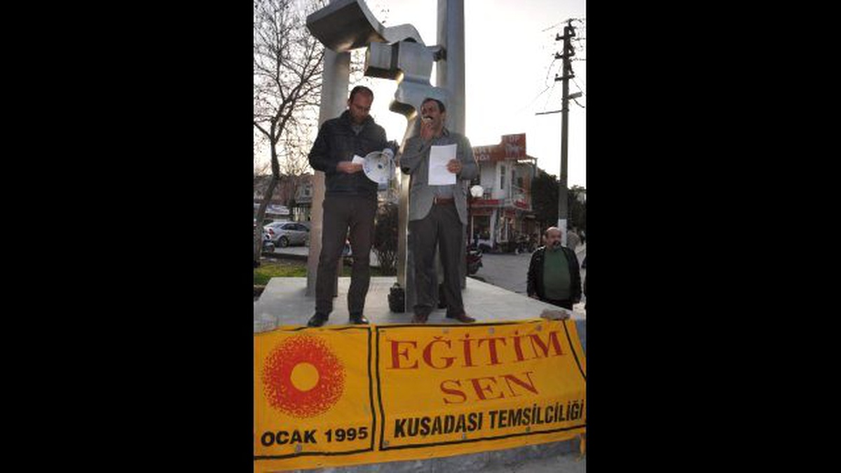 Kuşadası\'nda Eğitim- Sen Üyelerinden \'Eğitim Dinselleştiriliyor\' Tepkisi