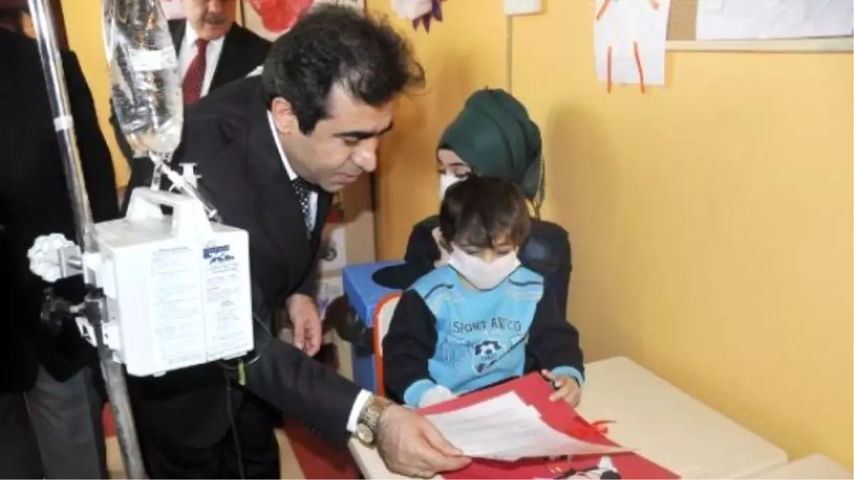 Lösemi Hastası Öğrenciler Karne Sevincini Hastanede Yaşadı