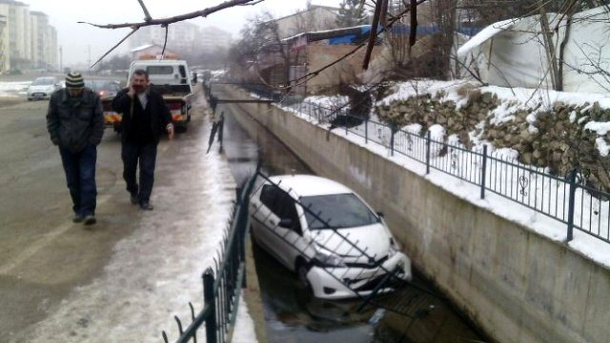 Aracıyla Kanala Uçan Sürücü Kazayı Ucuz Atlattı