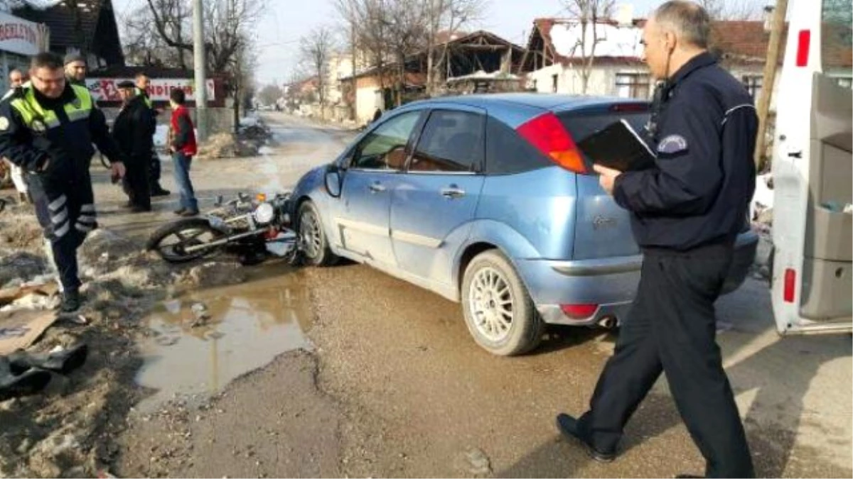 Düzce\'de Motosikletle Otomobil Çarpıştı: 1 Yaralı