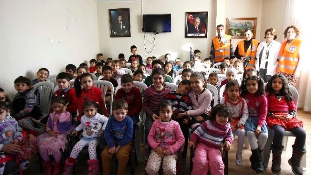 Bayraklı\'da Öğrenciler Diş Bakımı Hakkında Bilgilendirildi