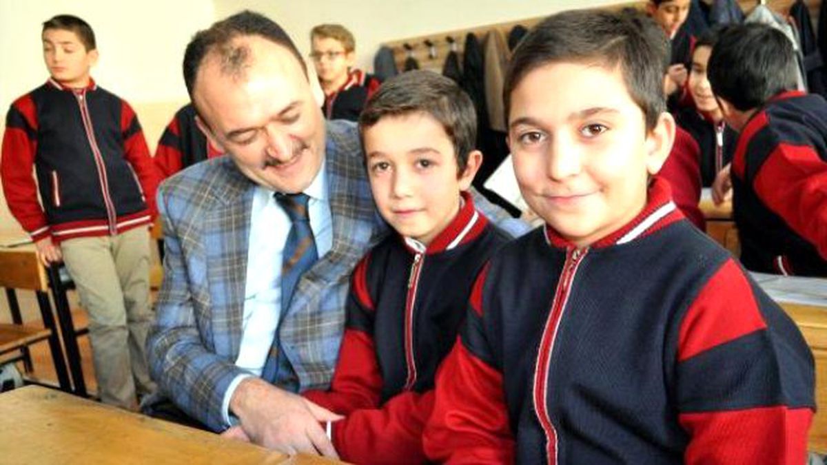 Ortaokulda Karne Hediyesi: İslam İlmihali ve Mp-3 Çalar
