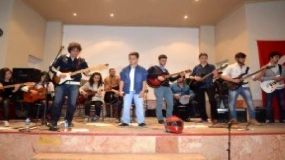 Osmaneli\'de Gitar Kursiyerlerinin Dönem Sonu Konseri