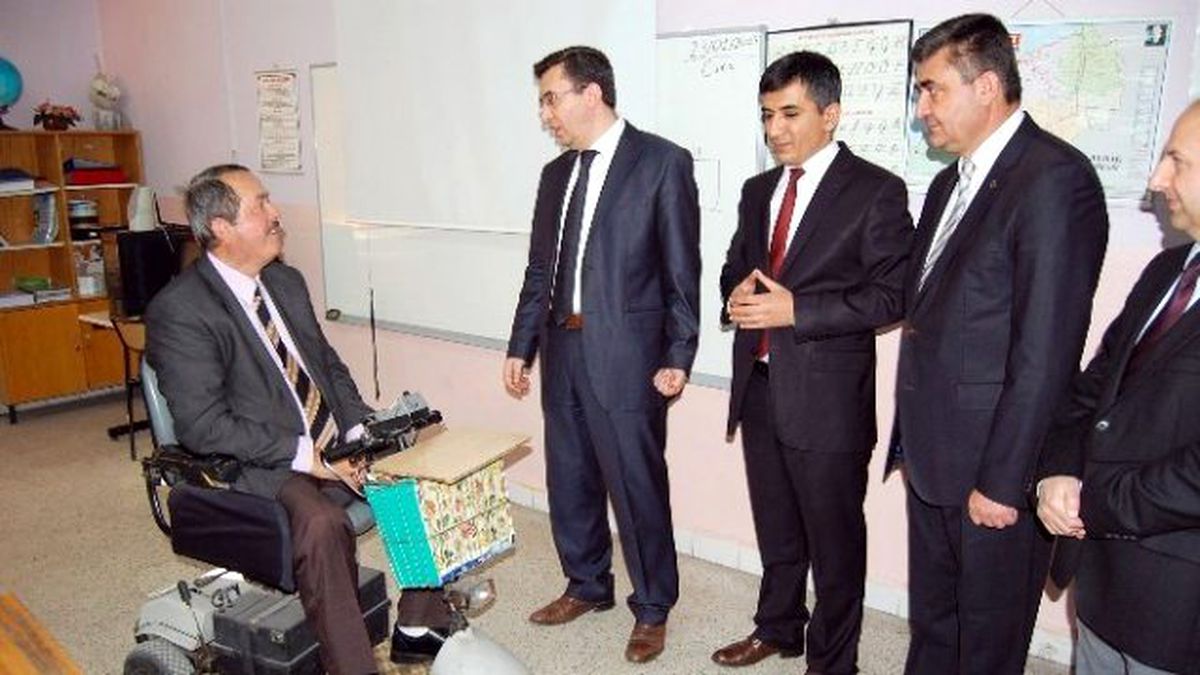 Engelli Öğretmen, Öğrencilerine Karnelerini Dağıttı