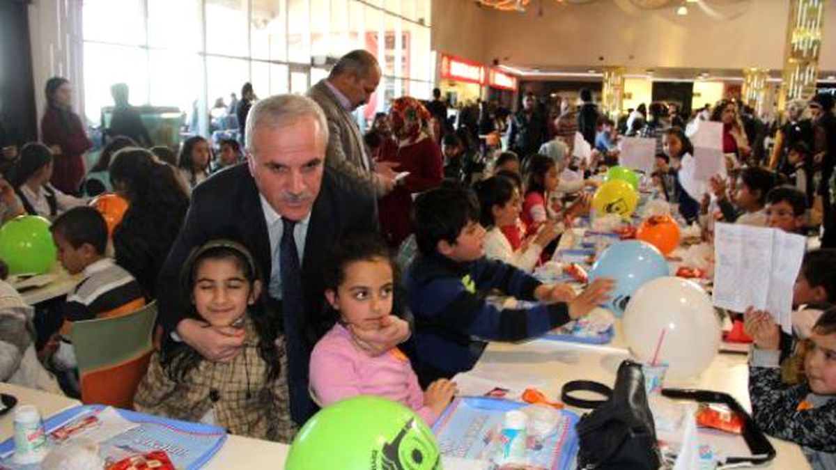 Şanlıurfa\'da 60 Çocuğa Karne Hediyesi Hamburger