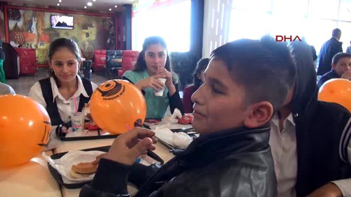 Şanlıurfa?da 60 Çocuğa Karne Hediyesi Hamburger