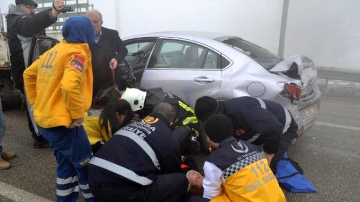 Sis Kazasında Araçta Sıkışan Kadın Sürücü Böyle Kurtarıldı