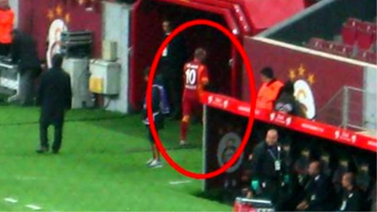 Sneijder, Oyundan Alınınca Doğrudan Soyunma Odasına Gitti