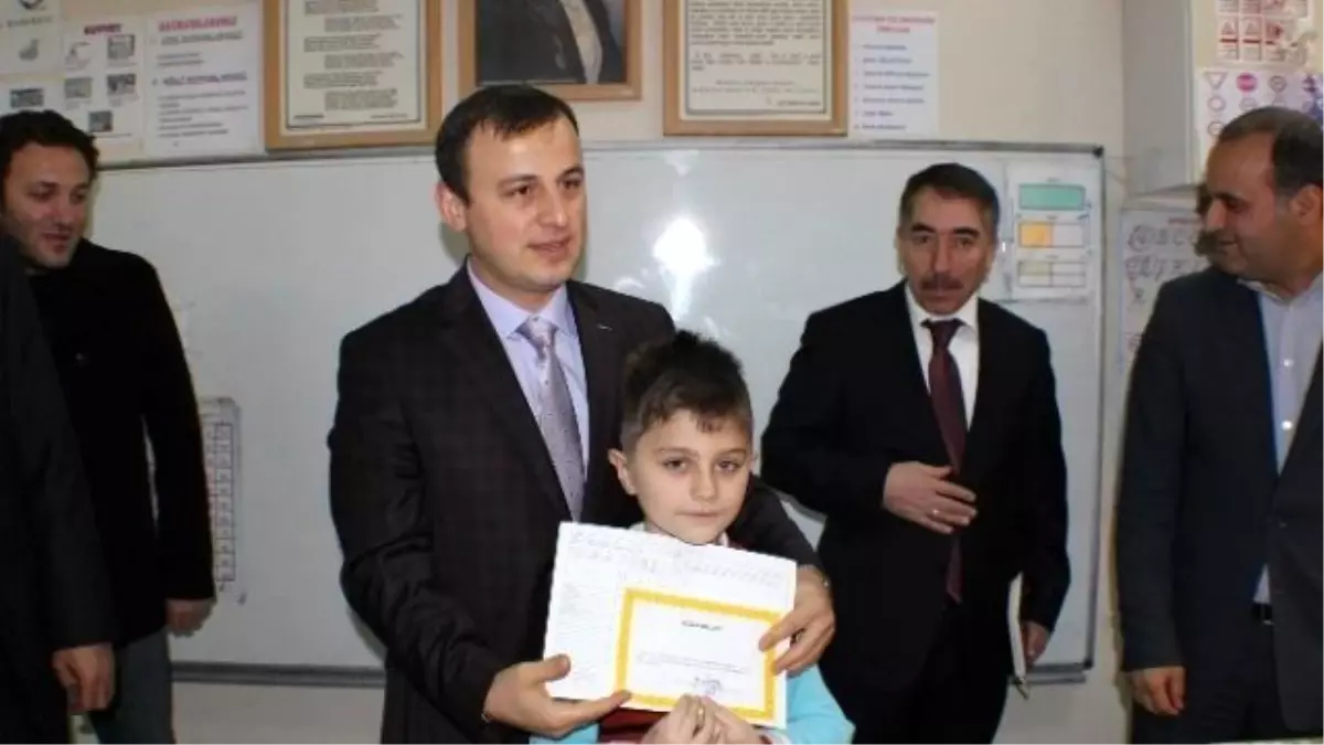 Suşehri'nde Öğrencilerin Karne Heyecanı