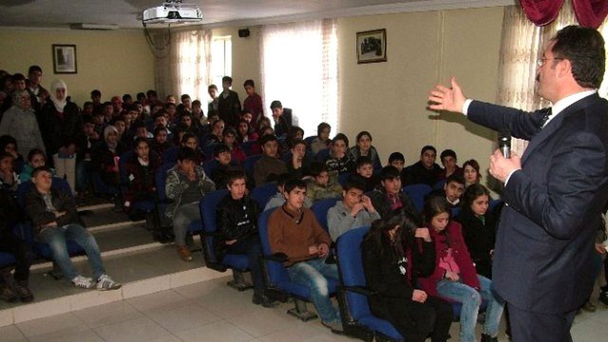 Tuşba\'da Karne Dağıtım Töreni