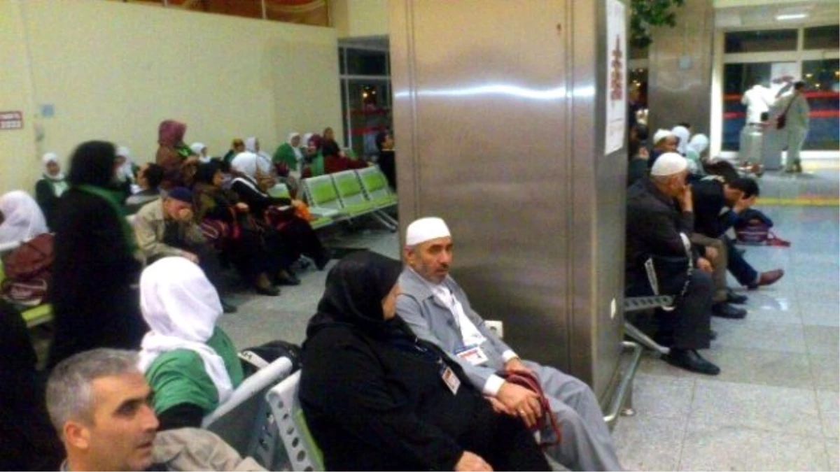 Umre Yolcuları 11 Saattir Havaalanında Bekliyor