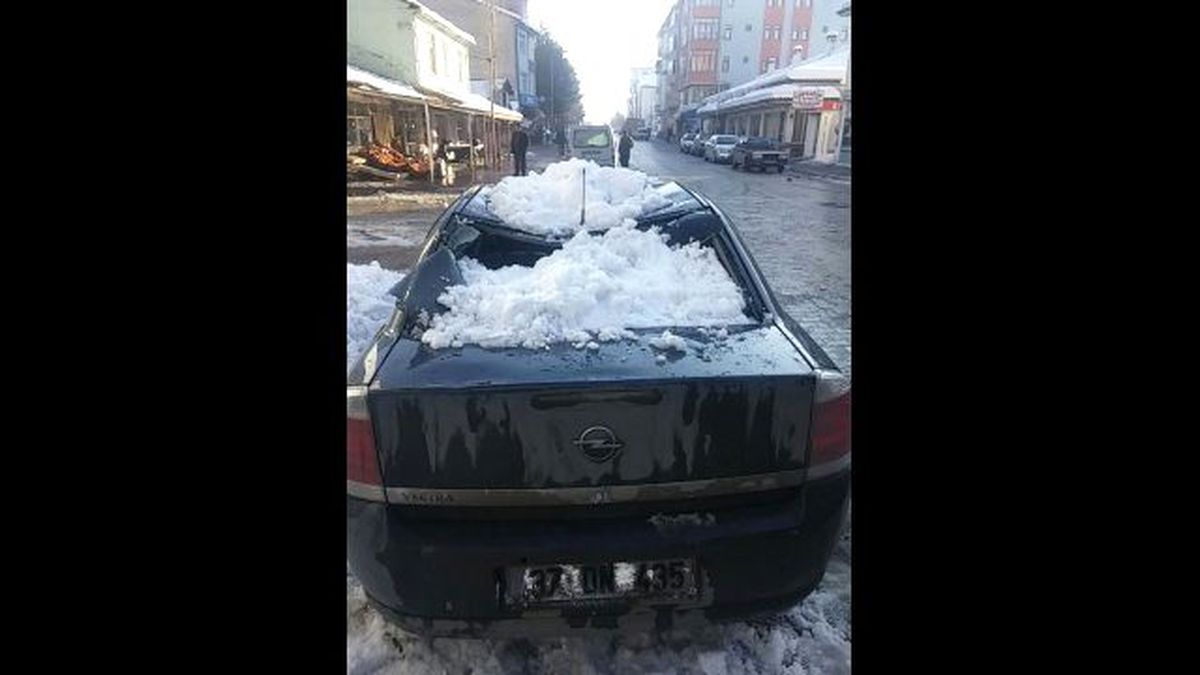 Üzerine Kar Kütlesi Düşen Araçta Maddi Hasar Oluştu