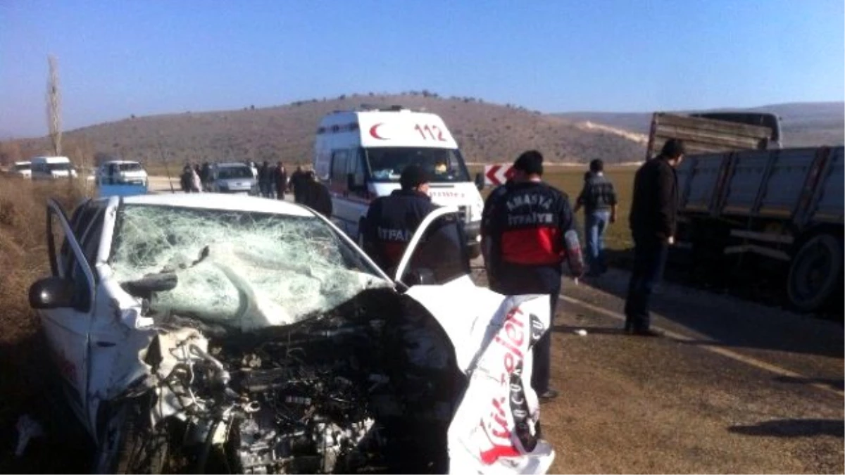 Amasya\'da Otomobille Kamyon Çarpıştı: 1 Ölü