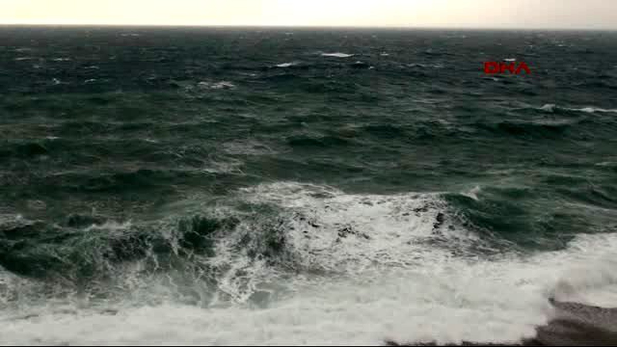 Antalya\'da Fırtına Hayatı Olumsuz Etkiledi