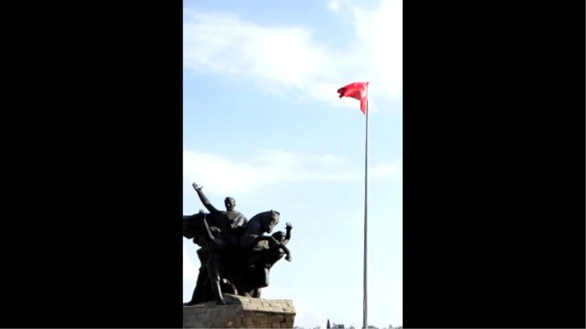 Antalya\'da Türk Bayrağı Gönderde Kaldı