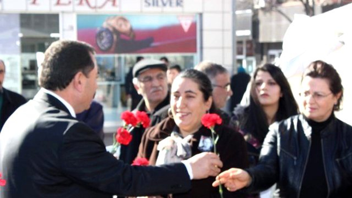 CHP Gazeteci Mumcu İçin Karanfil Dağıttı