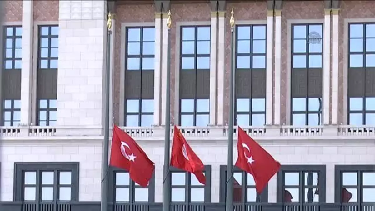 Cumhurbaşkanlığı Sarayı\'nda Bayraklar Yarıya İndirildi