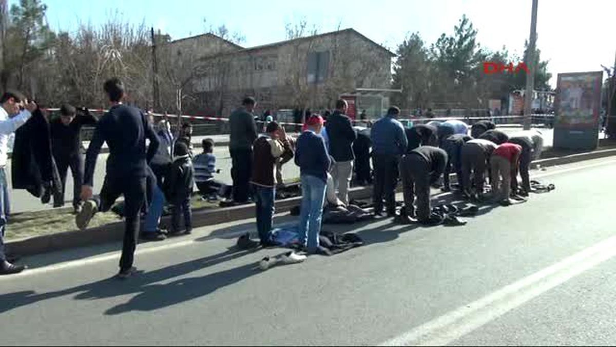 Diyarbakır\'da 100 Bin Kişi Charlie Hebdo\'yu Protesto Etti, \'Yaşasın Hizbullah\' Sloganı Attı