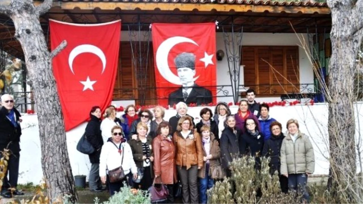 Gazeteci-Yazar Uğur Mumcu Ayvalık\'taki Evi Önünde Düzenlenen Törenle Anıldı