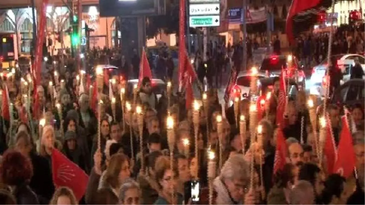 Kadıköy\'de Meşaleli Uğur Mumcu\'yu Anma Yürüyüşü