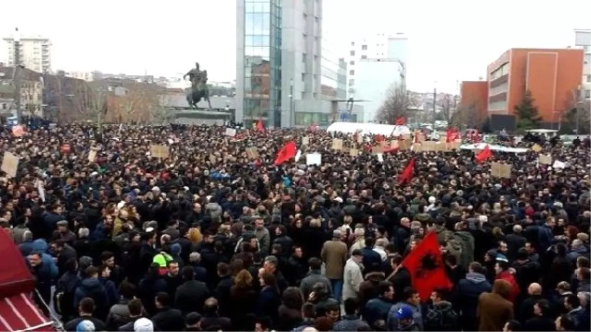 Kosova\'da Bakanı Protesto Eden Grup Başbakanlık Binasına Saldırdı