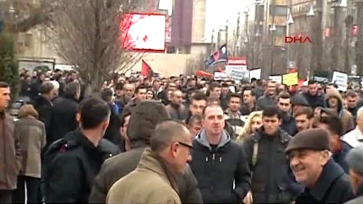Kosova\'da Bakanı Protesto Eden Grup, Başbakanlık Binasına Saldırdı