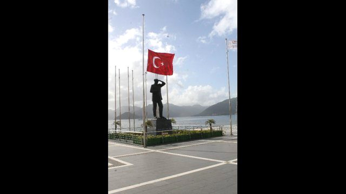 Marmaris\'te Suudi Kral İçin Bayraklar Yarıya İndi